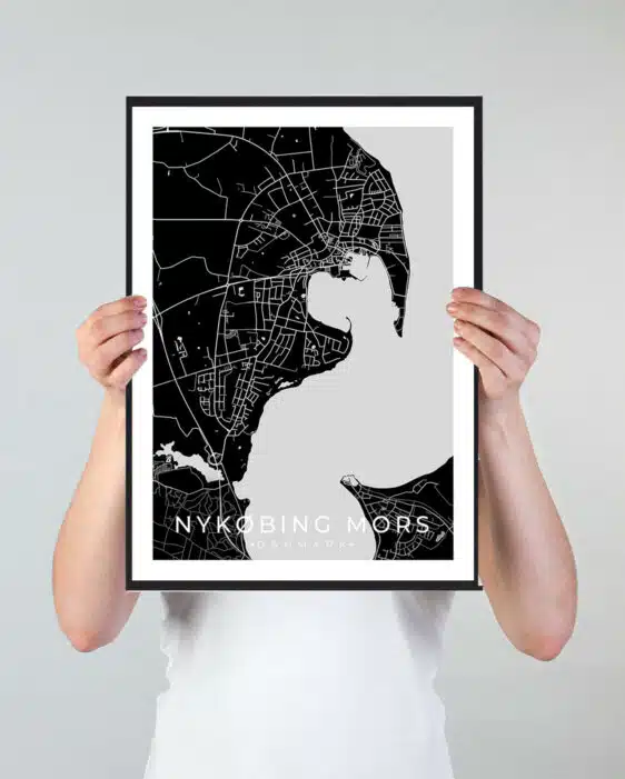 Nykøbing Mors bykort i stilrent plakat design. Denne Nykøbing Mors byplakat er med sort baggrund og viser Nykøbing Mors kortet fra sin smukkeste side