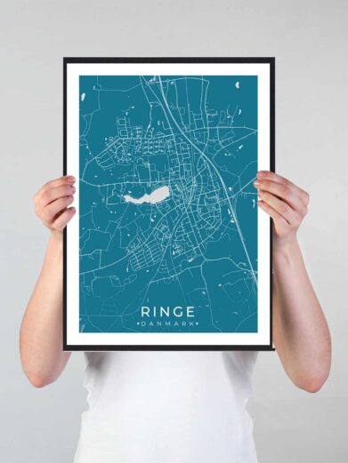 Ringe bykort i stilrent plakat design. Denne Ringe byplakat er med blå baggrund og viser Ringe kortet fra sin smukkeste side