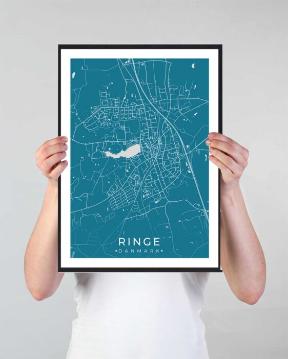 Ringe bykort i stilrent plakat design. Denne Ringe byplakat er med blå baggrund og viser Ringe kortet fra sin smukkeste side