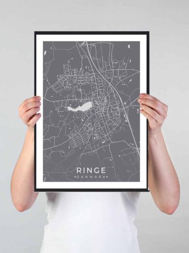 Ringe bykort i stilrent plakat design. Denne Ringe byplakat er med grå baggrund og viser Ringe kortet fra sin smukkeste side