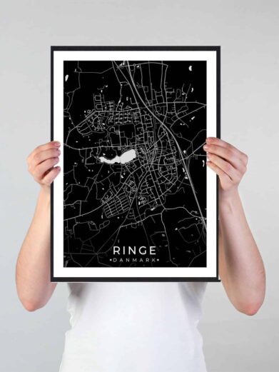 Ringe bykort i stilrent plakat design. Denne Ringe byplakat er med sort baggrund og viser Ringe kortet fra sin smukkeste side