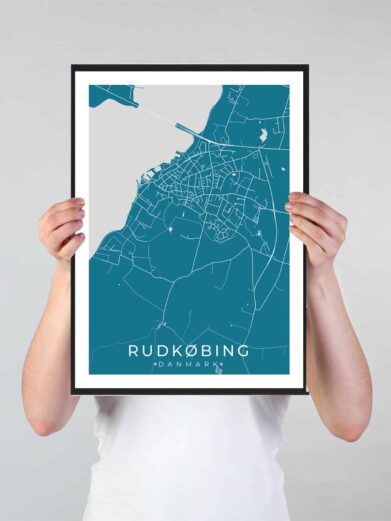 Rudkøbing bykort i stilrent plakat design. Denne Rudkøbing byplakat er med blå baggrund og viser Rudkøbing kortet fra sin smukkeste side