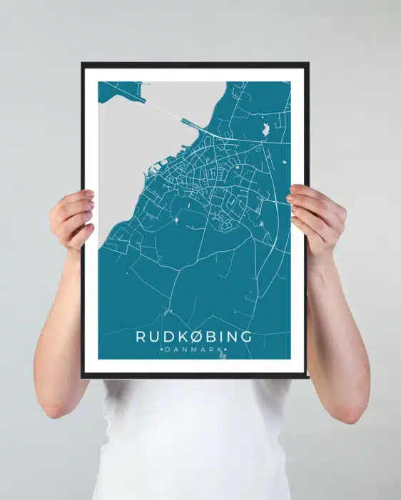 Rudkøbing bykort i stilrent plakat design. Denne Rudkøbing byplakat er med blå baggrund og viser Rudkøbing kortet fra sin smukkeste side