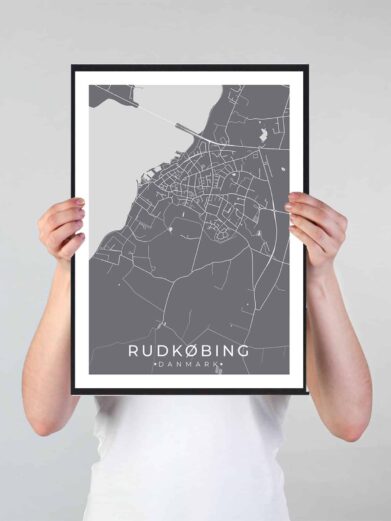 Rudkøbing bykort i stilrent plakat design. Denne Rudkøbing byplakat er med grå baggrund og viser Rudkøbing kortet fra sin smukkeste side