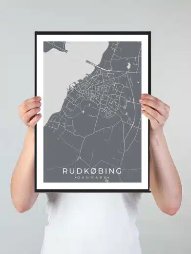 Rudkøbing bykort i stilrent plakat design. Denne Rudkøbing byplakat er med grå baggrund og viser Rudkøbing kortet fra sin smukkeste side