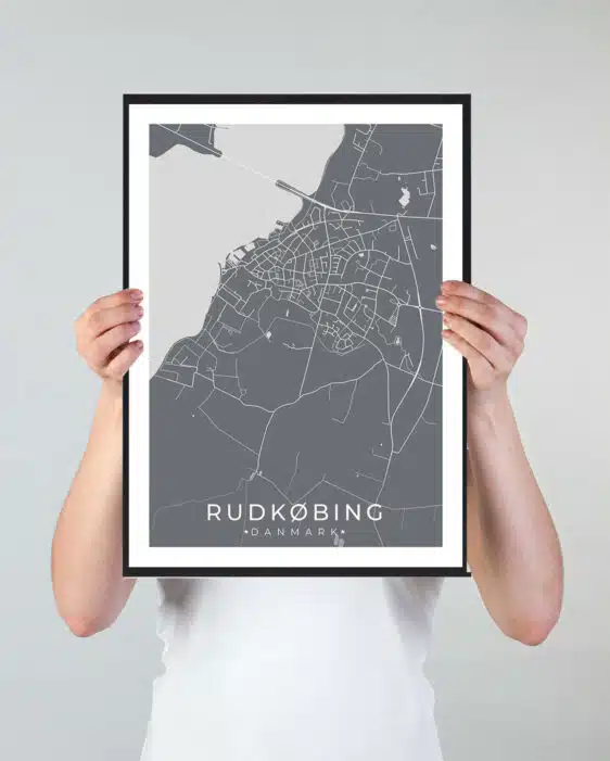 Rudkøbing bykort i stilrent plakat design. Denne Rudkøbing byplakat er med grå baggrund og viser Rudkøbing kortet fra sin smukkeste side