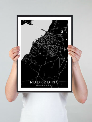 Rudkøbing bykort i stilrent plakat design. Denne Rudkøbing byplakat er med sort baggrund og viser Rudkøbing kortet fra sin smukkeste side
