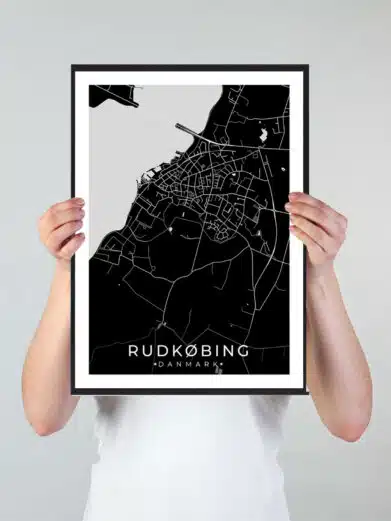 Rudkøbing bykort i stilrent plakat design. Denne Rudkøbing byplakat er med sort baggrund og viser Rudkøbing kortet fra sin smukkeste side