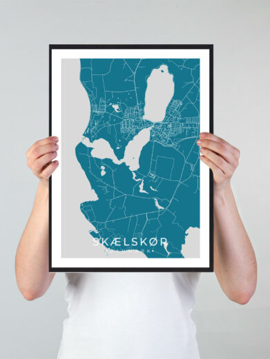 Skælskør bykort i stilrent plakat design. Denne Skælskør byplakat er med blå baggrund og viser Skælskør kortet fra sin smukkeste side