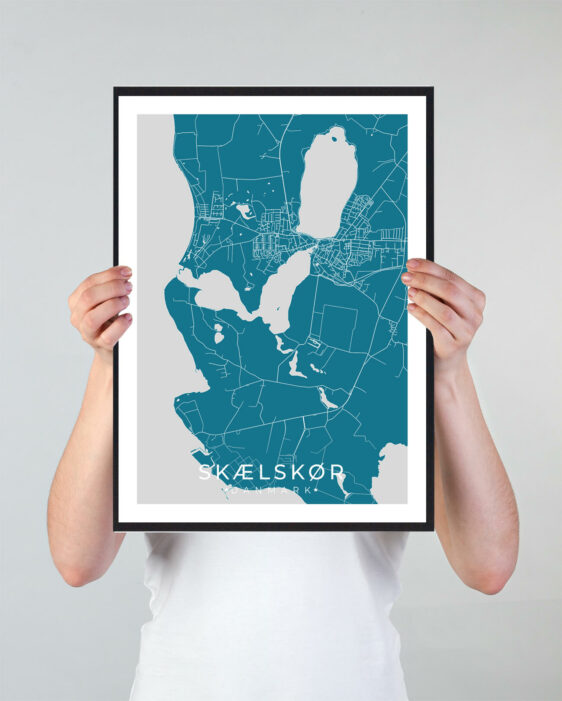 Skælskør bykort i stilrent plakat design. Denne Skælskør byplakat er med blå baggrund og viser Skælskør kortet fra sin smukkeste side