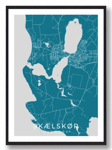 Skælskør bykort i stilrent plakat design. Denne Skælskør byplakat er med blå baggrund og viser Skælskør kortet fra sin smukkeste side