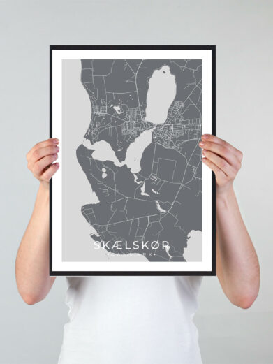Skælskør bykort i stilrent plakat design. Denne Skælskør byplakat er med grå baggrund og viser Skælskør kortet fra sin smukkeste side