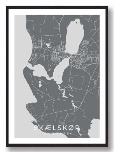 Skælskør bykort i stilrent plakat design. Denne Skælskør byplakat er med grå baggrund og viser Skælskør kortet fra sin smukkeste side