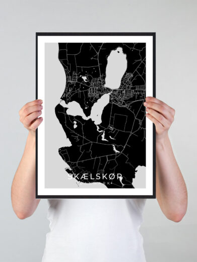 Skælskør bykort i stilrent plakat design. Denne Skælskør byplakat er med sort baggrund og viser Skælskør kortet fra sin smukkeste side