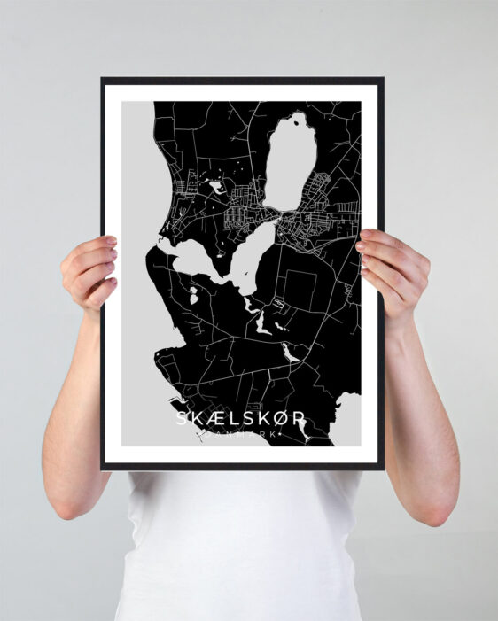 Skælskør bykort i stilrent plakat design. Denne Skælskør byplakat er med sort baggrund og viser Skælskør kortet fra sin smukkeste side