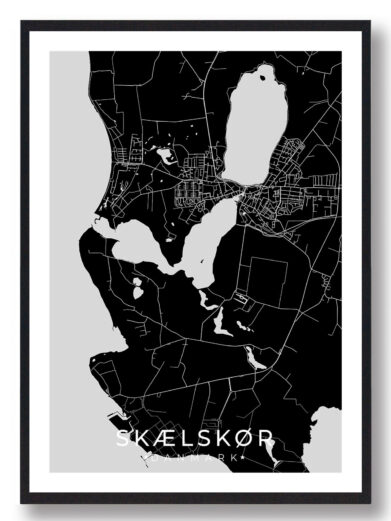 Skælskør bykort i stilrent plakat design. Denne Skælskør byplakat er med sort baggrund og viser Skælskør kortet fra sin smukkeste side