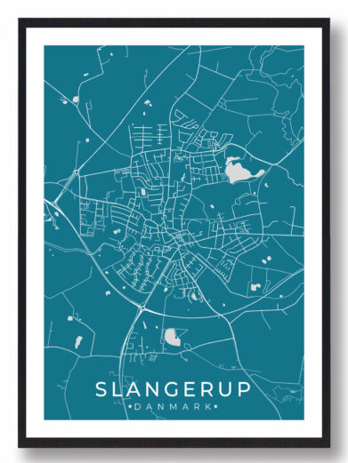 Slangerup bykort i stilrent plakat design. Denne Slangerup byplakat er med blå baggrund og viser Slangerup kortet fra sin smukkeste side