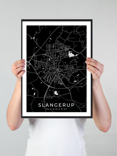 Slangerup bykort i stilrent plakat design. Denne Slangerup byplakat er med sort baggrund og viser Slangerup kortet fra sin smukkeste side