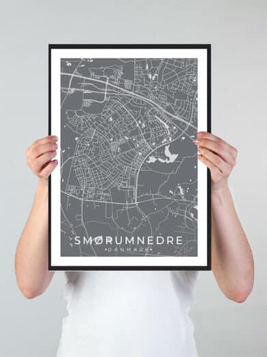 Smørumnedre bykort i stilrent plakat design. Denne Smørumnedre byplakat er med grå baggrund og viser Smørumnedre kortet fra sin smukkeste side