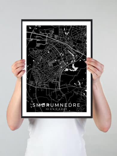 Smørumnedre bykort i stilrent plakat design. Denne Smørumnedre byplakat er med sort baggrund og viser Smørumnedre kortet fra sin smukkeste side