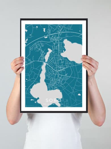 Sorø bykort i stilrent plakat design. Denne Sorø byplakat er med blå baggrund og viser Sorø kortet fra sin smukkeste side