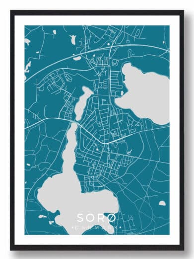 Sorø bykort i stilrent plakat design. Denne Sorø byplakat er med blå baggrund og viser Sorø kortet fra sin smukkeste side