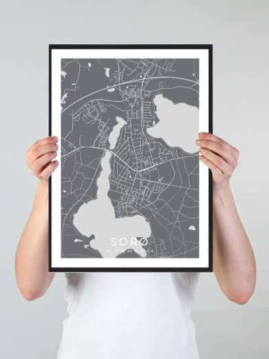 Sorø bykort i stilrent plakat design. Denne Sorø byplakat er med grå baggrund og viser Sorø kortet fra sin smukkeste side