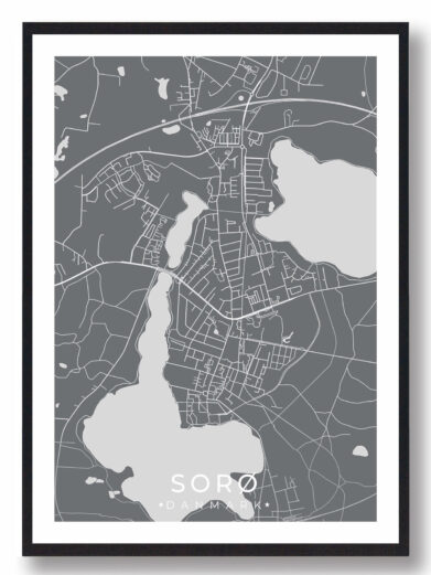 Sorø bykort i stilrent plakat design. Denne Sorø byplakat er med grå baggrund og viser Sorø kortet fra sin smukkeste side