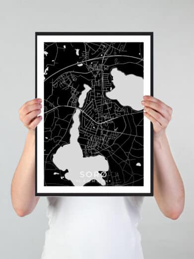 Sorø bykort i stilrent plakat design. Denne Sorø byplakat er med sort baggrund og viser Sorø kortet fra sin smukkeste side