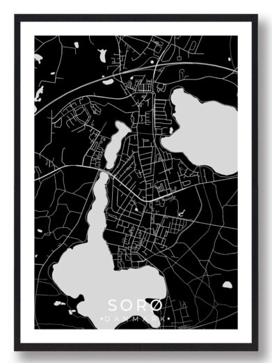 Sorø bykort i stilrent plakat design. Denne Sorø byplakat er med sort baggrund og viser Sorø kortet fra sin smukkeste side