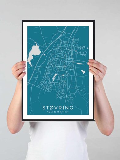 Støvring bykort i stilrent plakat design. Denne Støvring byplakat er med blå baggrund og viser Støvring kortet fra sin smukkeste side