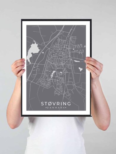 Støvring bykort i stilrent plakat design. Denne Støvring byplakat er med grå baggrund og viser Støvring kortet fra sin smukkeste side