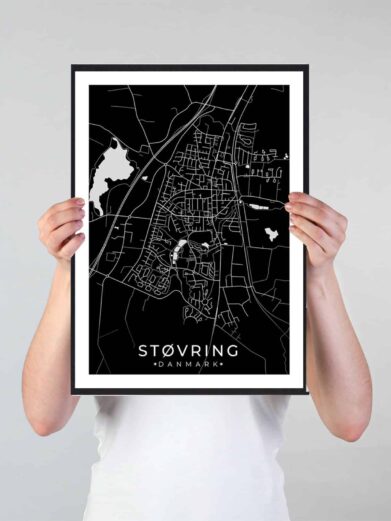 Støvring bykort i stilrent plakat design. Denne Støvring byplakat er med sort baggrund og viser Støvring kortet fra sin smukkeste side