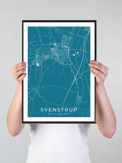Svenstrup bykort i stilrent plakat design. Denne Svenstrup byplakat er med blå baggrund og viser Svenstrup kortet fra sin smukkeste side