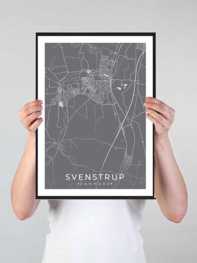 Svenstrup bykort i stilrent plakat design. Denne Svenstrup byplakat er med grå baggrund og viser Svenstrup kortet fra sin smukkeste side