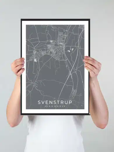 Svenstrup bykort i stilrent plakat design. Denne Svenstrup byplakat er med grå baggrund og viser Svenstrup kortet fra sin smukkeste side
