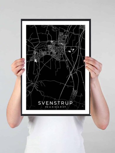 Svenstrup bykort i stilrent plakat design. Denne Svenstrup byplakat er med sort baggrund og viser Svenstrup kortet fra sin smukkeste side