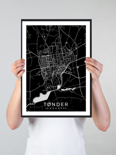 Tønder bykort i stilrent plakat design. Denne Tønder byplakat er med sort baggrund og viser Tønder kortet fra sin smukkeste side