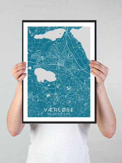 Værløse bykort i stilrent plakat design. Denne Værløse byplakat er med blå baggrund og viser Værløse kortet fra sin smukkeste side
