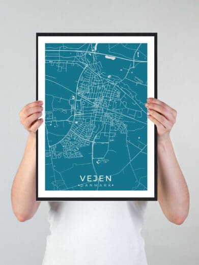Vejen bykort i stilrent plakat design. Denne Vejen byplakat er med blå baggrund og viser Vejen kortet fra sin smukkeste side