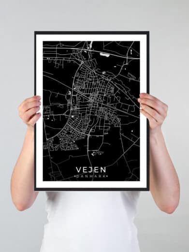 Vejen bykort i stilrent plakat design. Denne Vejen byplakat er med sort baggrund og viser Vejen kortet fra sin smukkeste side