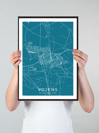 Vojens bykort i stilrent plakat design. Denne Vojens byplakat er med blå baggrund og viser Vojens kortet fra sin smukkeste side