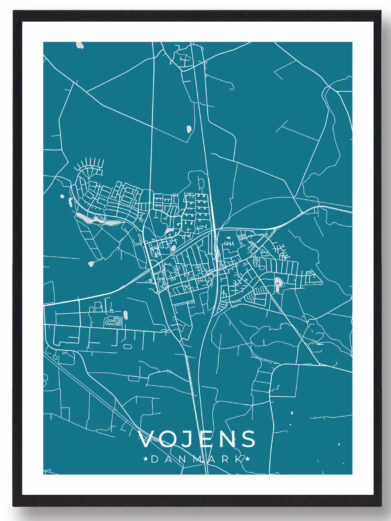 Vojens bykort i stilrent plakat design. Denne Vojens byplakat er med blå baggrund og viser Vojens kortet fra sin smukkeste side