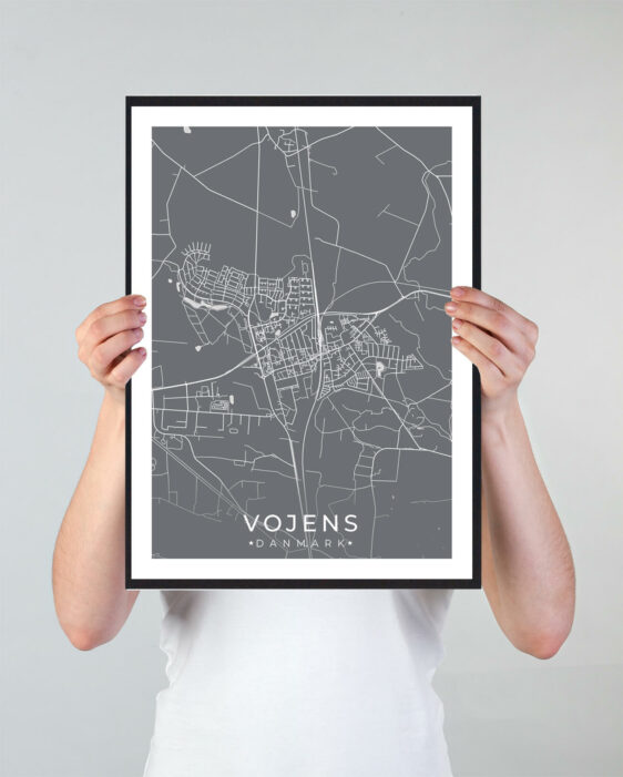 Vojens bykort i stilrent plakat design. Denne Vojens byplakat er med grå baggrund og viser Vojens kortet fra sin smukkeste side
