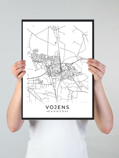Vojens bykort i stilrent plakat design. Denne Vojens byplakat er med hvid baggrund og viser Vojens kortet fra sin smukkeste side