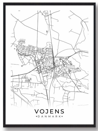 Vojens bykort i stilrent plakat design. Denne Vojens byplakat er med hvid baggrund og viser Vojens kortet fra sin smukkeste side