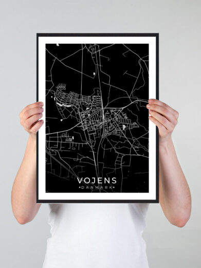Vojens bykort i stilrent plakat design. Denne Vojens byplakat er med sort baggrund og viser Vojens kortet fra sin smukkeste side