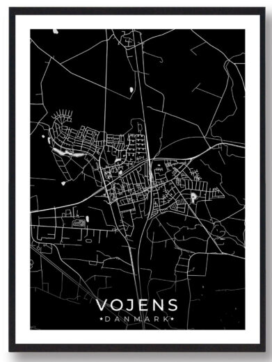 Vojens bykort i stilrent plakat design. Denne Vojens byplakat er med sort baggrund og viser Vojens kortet fra sin smukkeste side