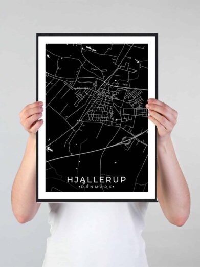 Hjallerup bykort i stilrent plakat design. Denne Hjallerup byplakat er med sort baggrund og viser Hjallerup kortet fra sin smukkeste side