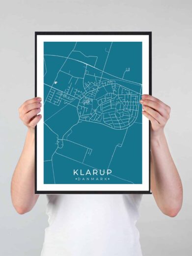 Klarup bykort i stilrent plakat design. Denne Klarup byplakat er med blå baggrund og viser Klarup kortet fra sin smukkeste side